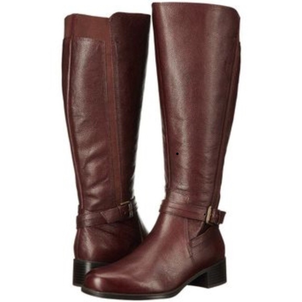 Brand new in box brown boots. 9WW